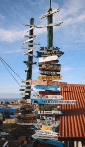 Placas com distância de vários países no Cerro de La Cruz, patagônia chilena