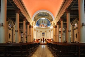 Interior da Catedral do Sagrado Coração na Plaza de Armas de Punta Arenas, Chile