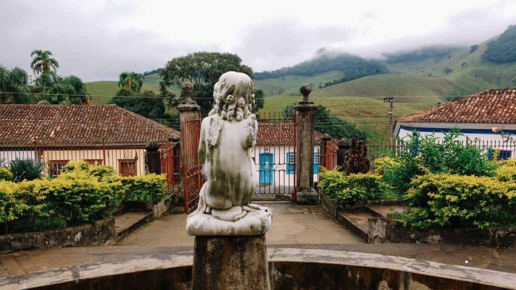 Asas quebradas do anjo que pertenceu ao cemitério local de São José das Três Ilhas, Minas Gerais