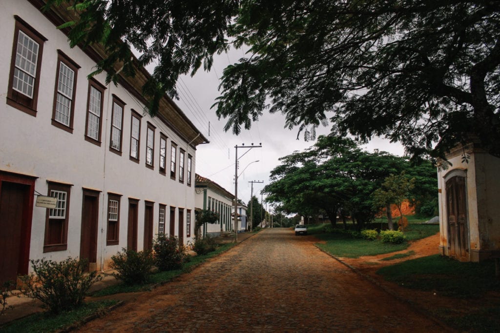 Conjunto urbano da principal rua de São José das Três Ilhas, em MInas Gerais