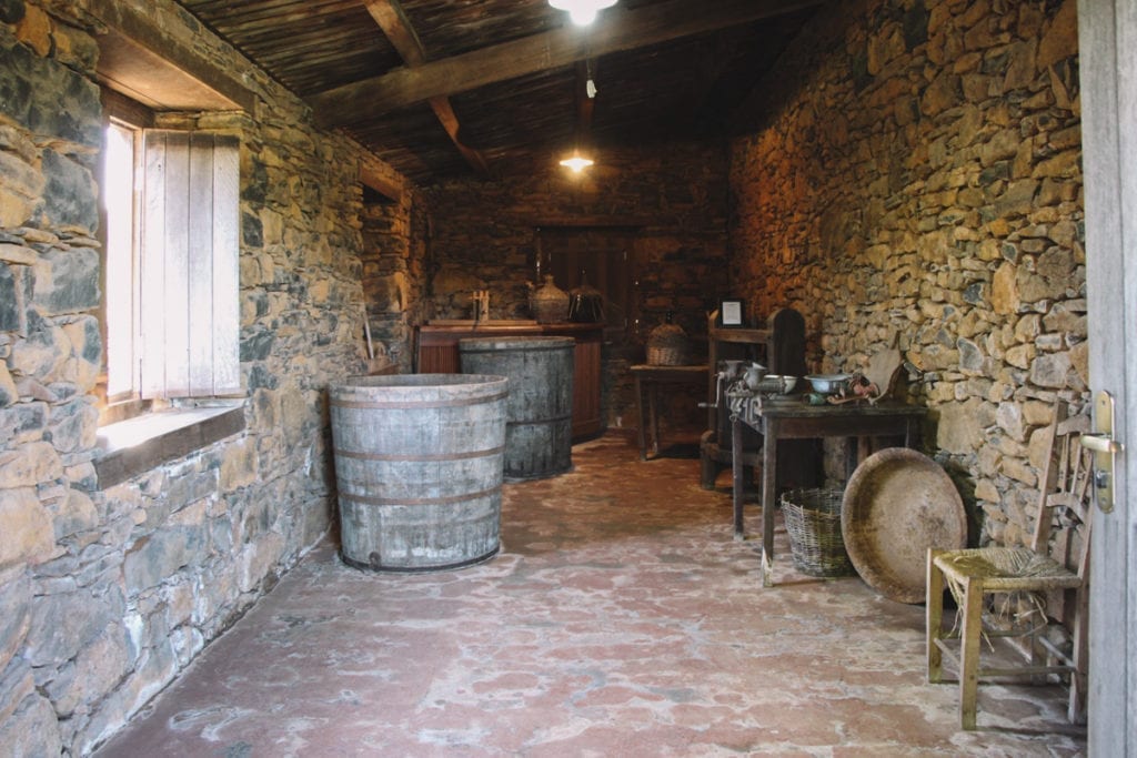 Equipamentos usados na produção de queijo e vinho nas Casas de Pedra em Nova Veneza, Santa Catarina