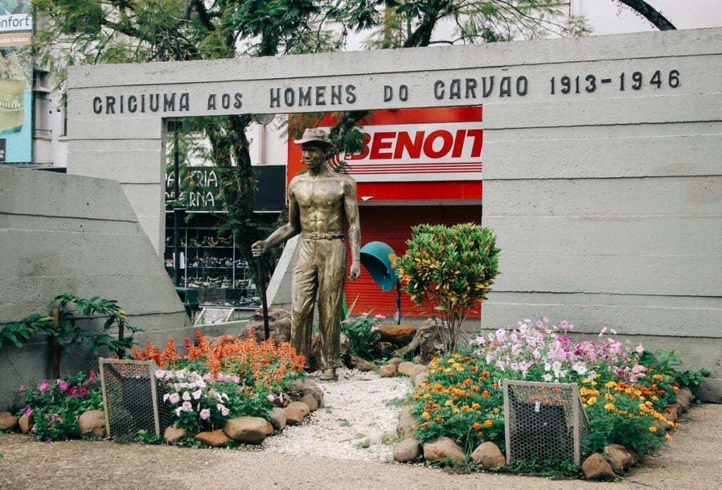 Monumento Homenagem ao Mineiro na Praça Nereu Ramos, em Criciúma, Santa Catarina