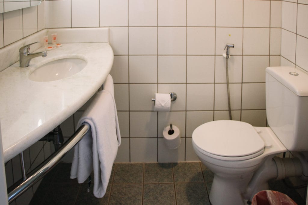 Banheiro de uma das suítes do Hotel Ibis Criciúma, em Santa Catarina, Brasil