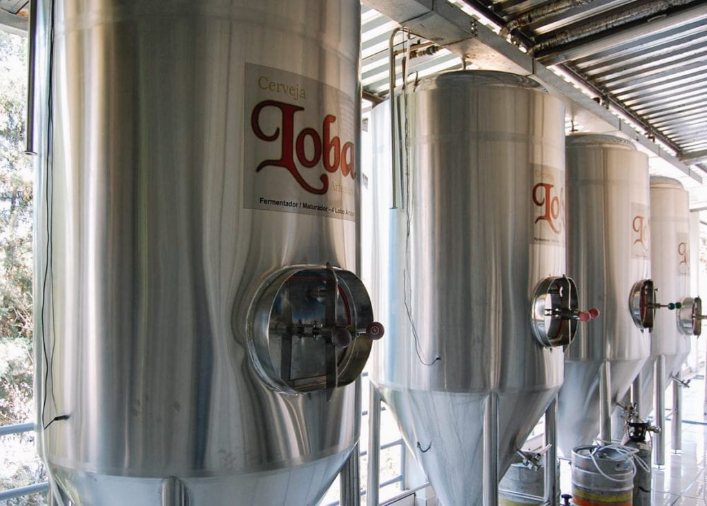 Produção de cerveja Loba, na Fazenda Guarará, em Santana dos Montes