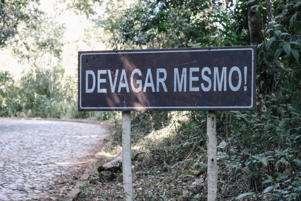 Placa de trânsito engraçada em Santana dos Montes, Minas Gerais