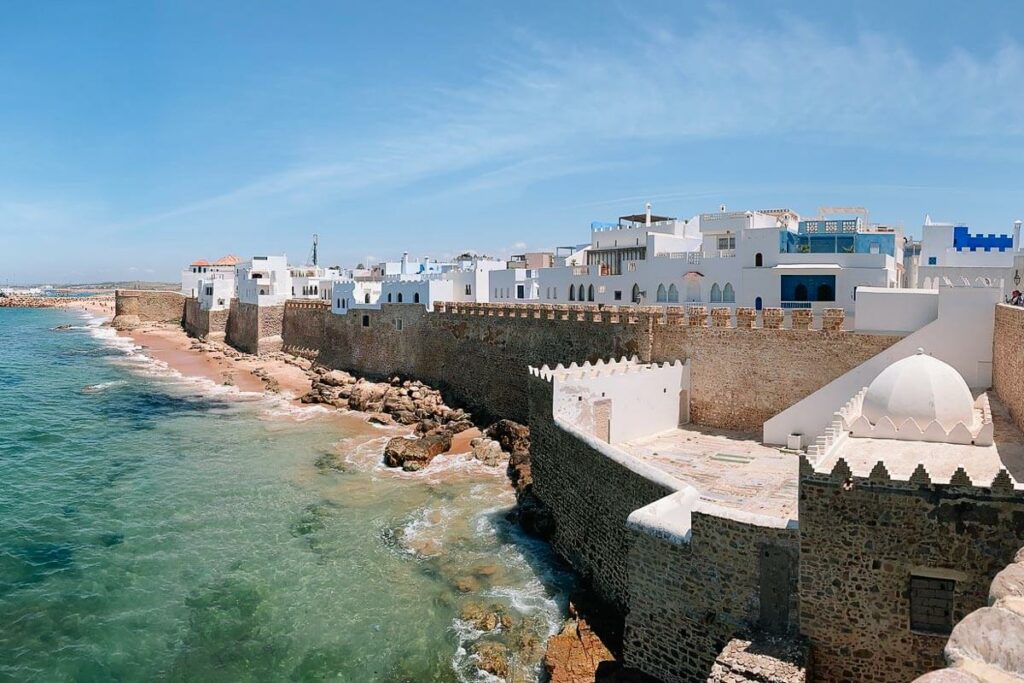 As praias exuberantes e as construções antigas compõem um cenário pitoresco em Asilah, Marrocos