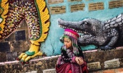 Menina tailandesa em trajes típicos