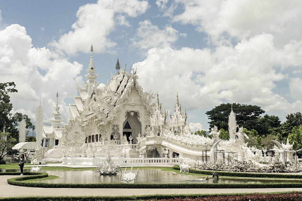 Fachada do Wat Rong Khun, mais conhecido como White Temple, Chiang Rai, Tailândia