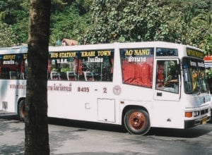 Ônibus que vai do aeroporto de Krabi ao centro de Krabi Town