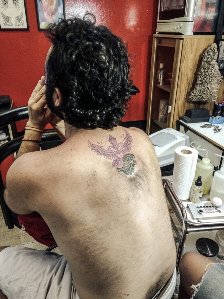 Adriano fazendo tatuagem em Krabi, na Tailândia