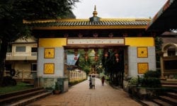 Entrada do Tiger Cave Temple, em Krabi Town, Tailândia