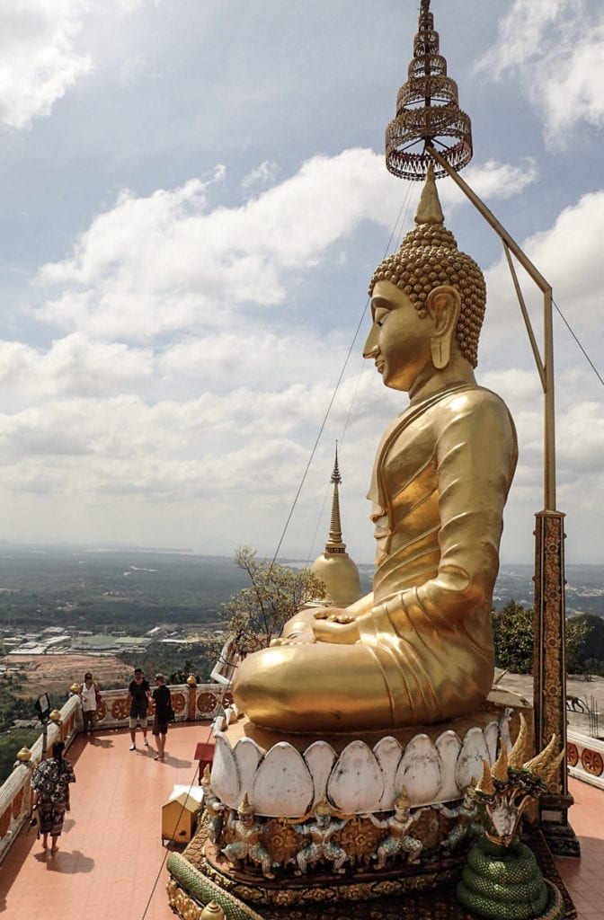 Vista do alto do Tiger Cave Temple, em Krabi, Tailândia