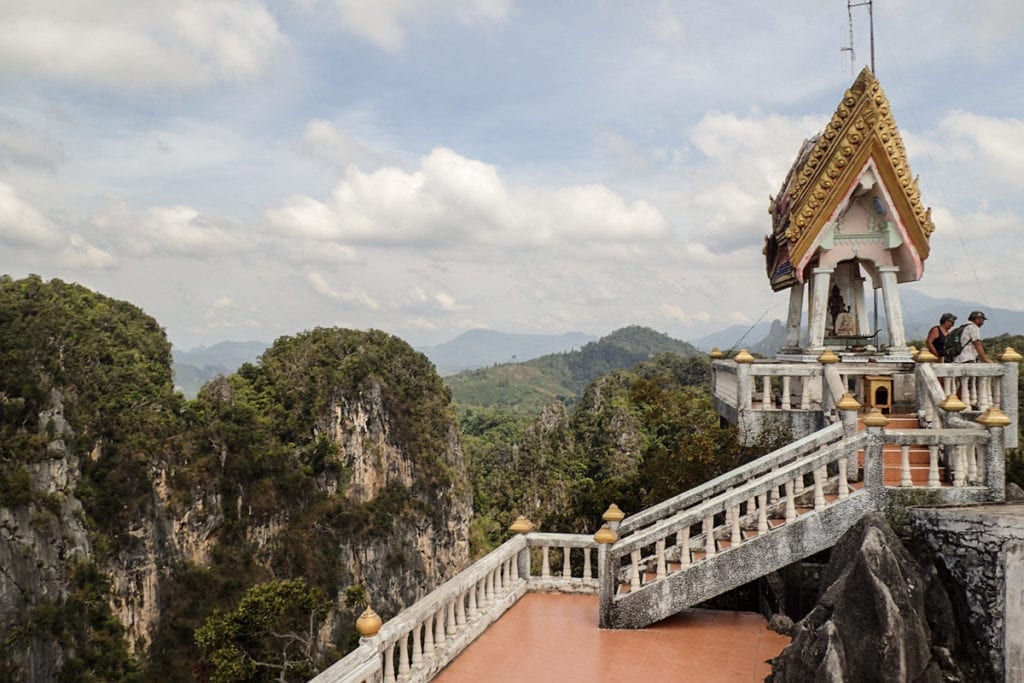 Vista do alto do Tiger Cave Temple, em Krabi, Tailândia