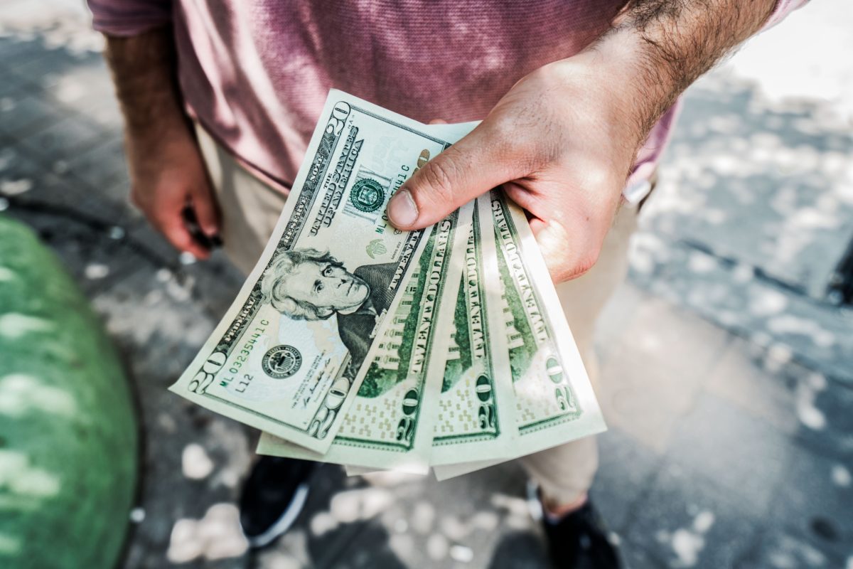Enviar e receber dinheiro do exterior durante uma viagem: passo-a-passo