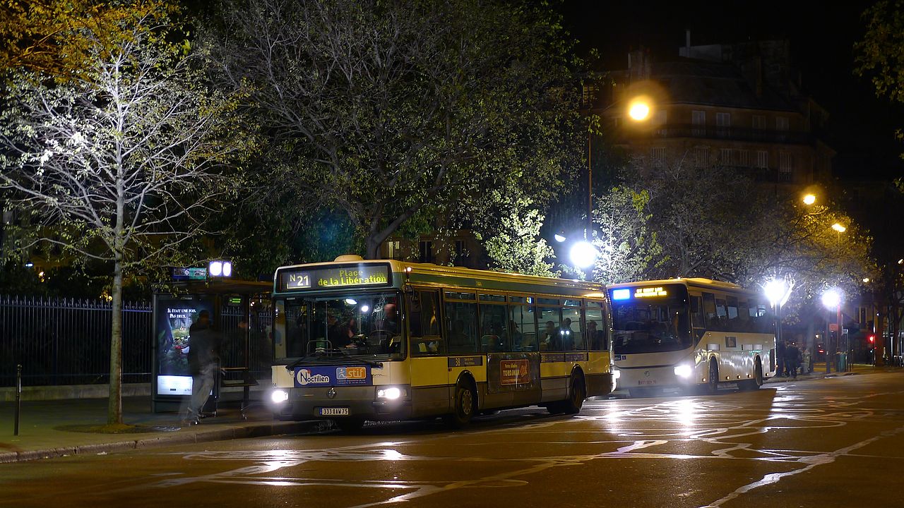 A locomoção por ônibus é aconselhada para trechos mais próximos. Os ônibus noturnos Noctilien são boas alternativas