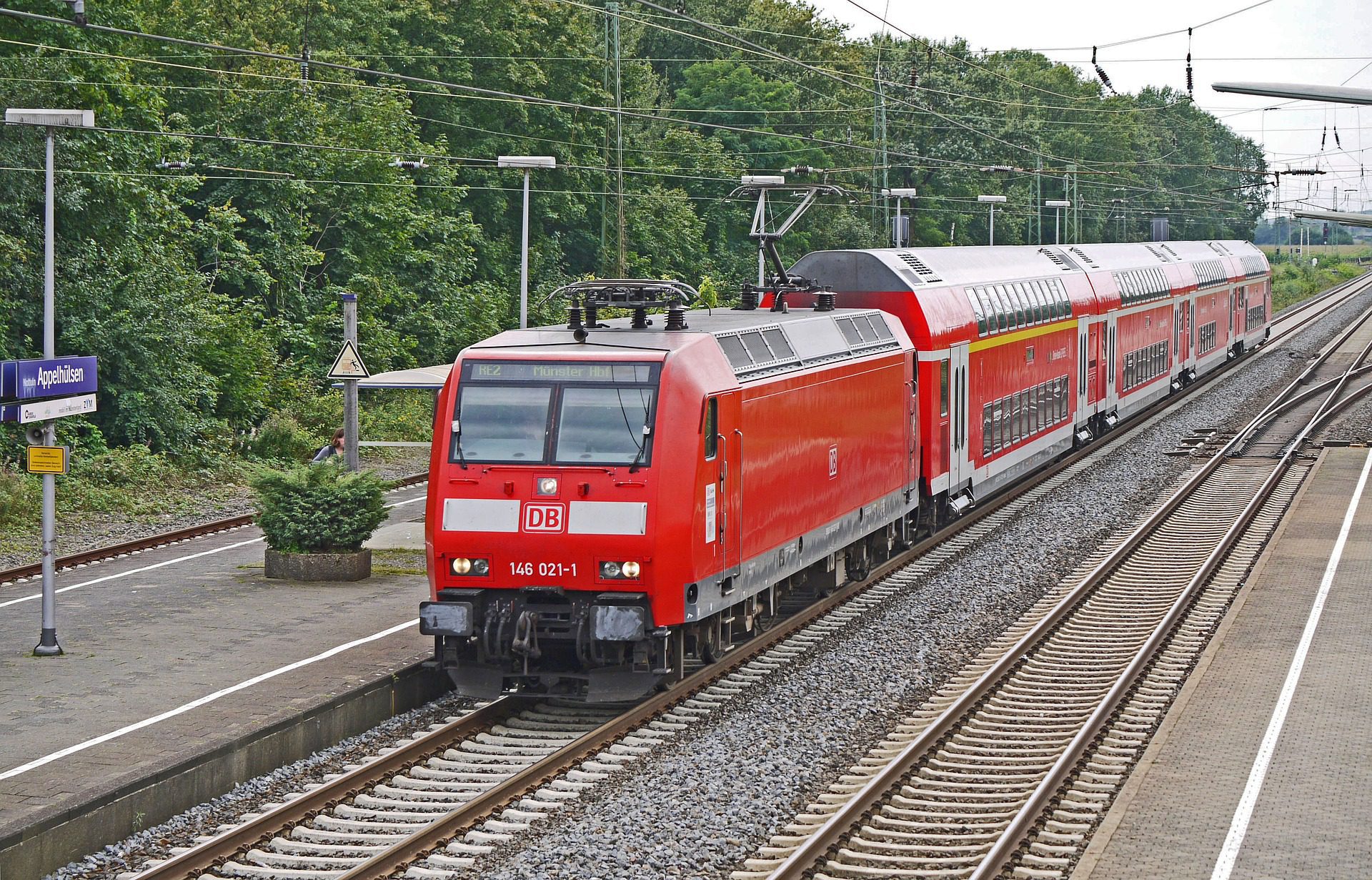 O RER (trem) também é uma forma bem rápida e eficiente de se deslocar