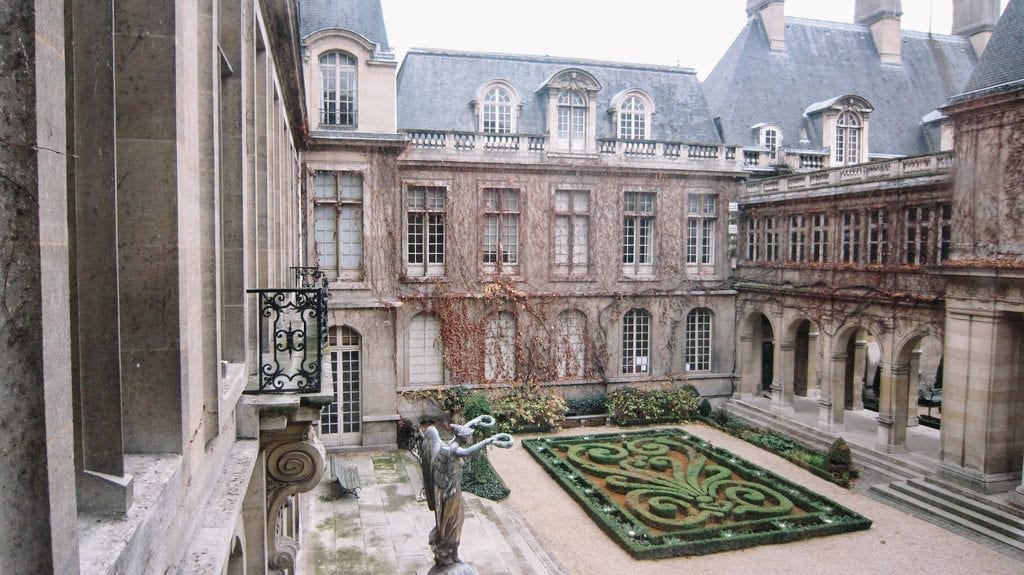 Jardim da Maison de Victor Hugo em Paris, França