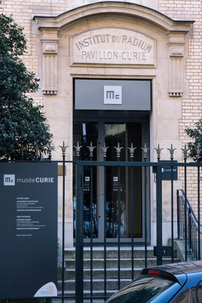 Entrada do Museu Curie, um dos museus gratuitos em Paris