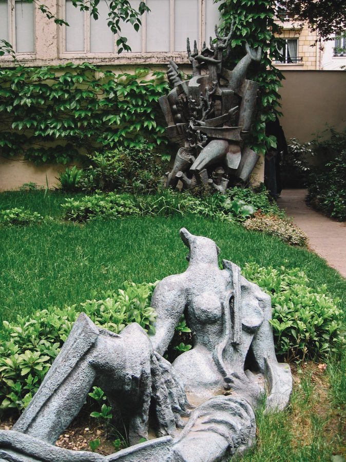Obra de arte no jardim do Museu Zadkine, em Paris