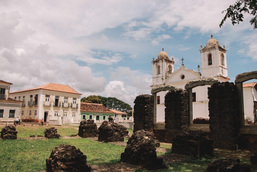 Igreja de Nossa Senhora do Carmo, Alcântara, Maranhão e ruínas do Palácio do Imperador, em Alcântara, Maranhão