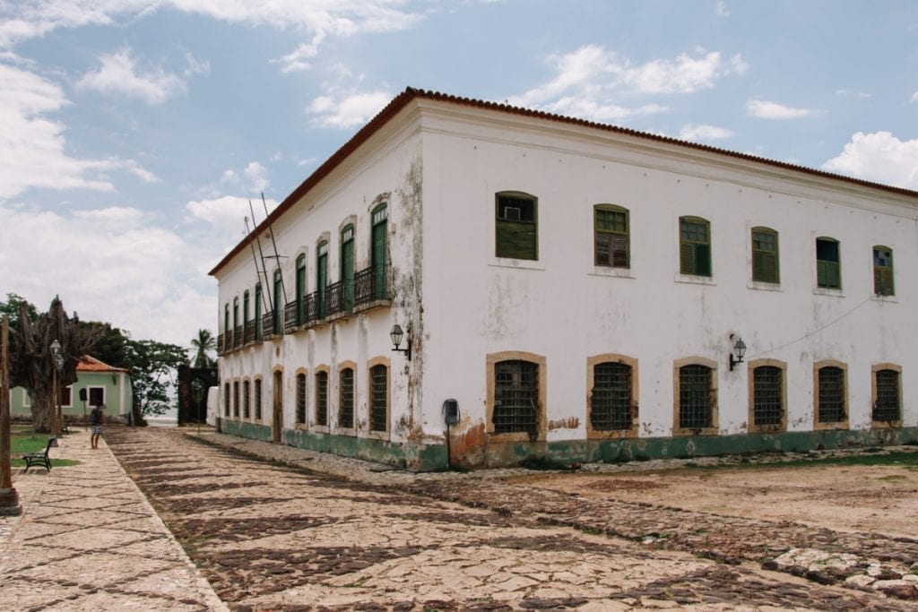 Antigo presídio que hoje abriga a Prefeitura e a Câmara de Vereadores de Alcântara, Maranhão