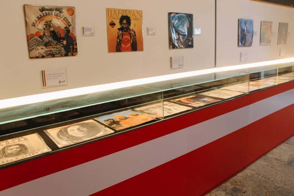 Discos de artistas internacionais no Museu do Reggae em São Luís do Maranhão
