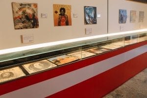 Discos de artistas internacionais no Museu do Reggae em São Luís do Maranhão