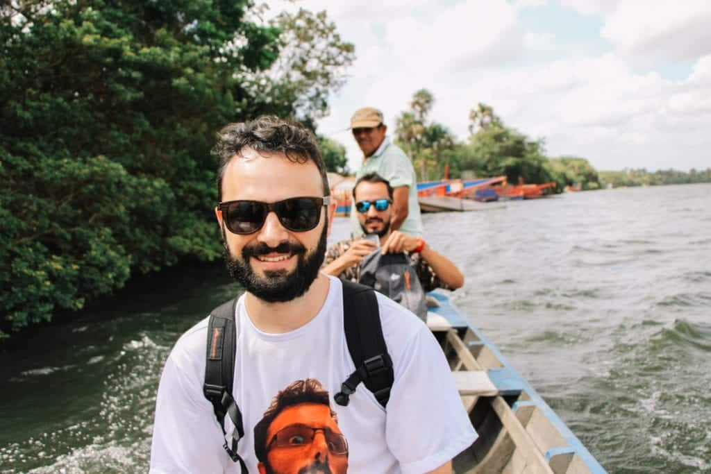 De canoa com o barqueiro que nos levou à Casa da Farinha, em Barreirinhas, Maranhão