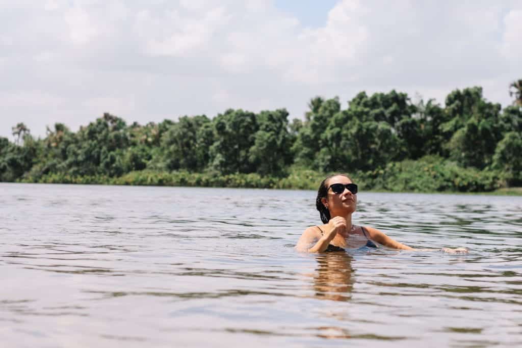 Gisele tomando banho de rio em Barreirinhas, Lençóis Maranhenses