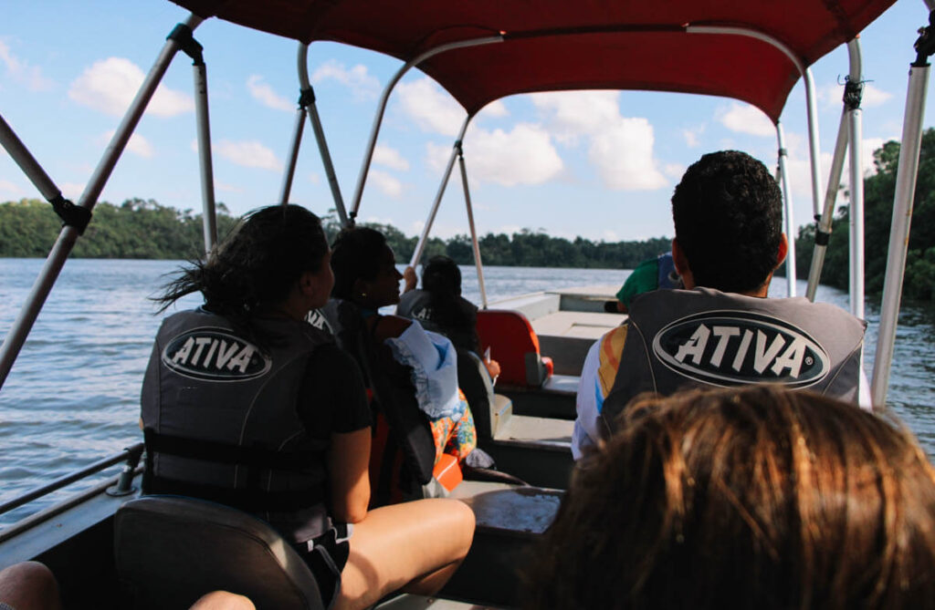 Passeio de lancha no Rio Preguiças, em Barreirinhas