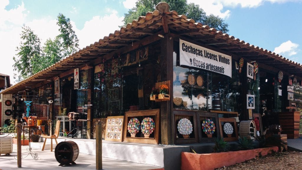 Ateliê e loja de artesanatos em Bichinho, Minas Gerais
