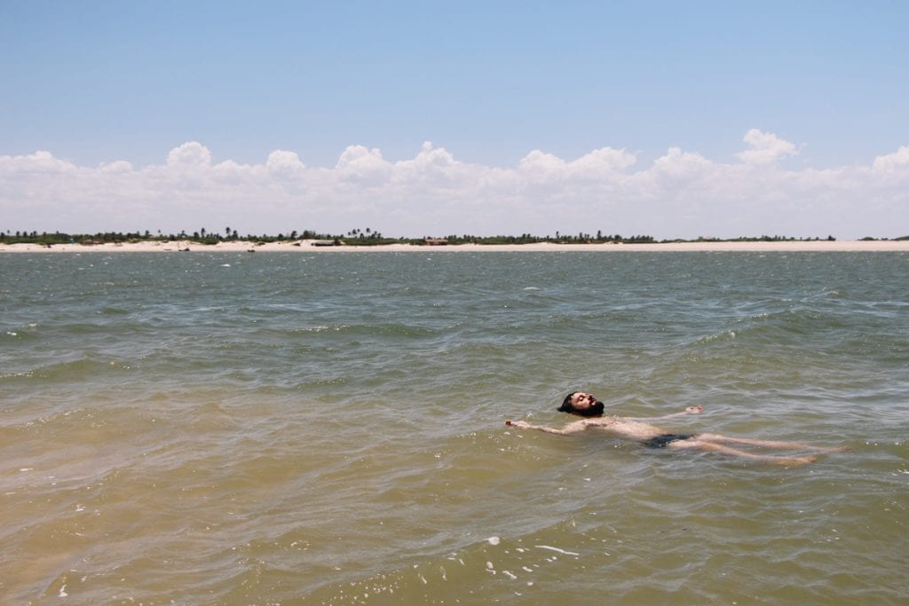 Adriano curtindo o encontro do Rio Preguiças com o mar em Caburé, Maranhão