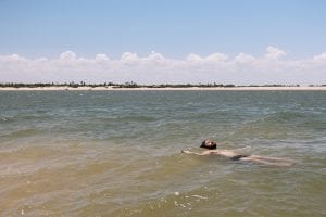Adriano curtindo o encontro do Rio Preguiças com o mar em Caburé, Maranhão
