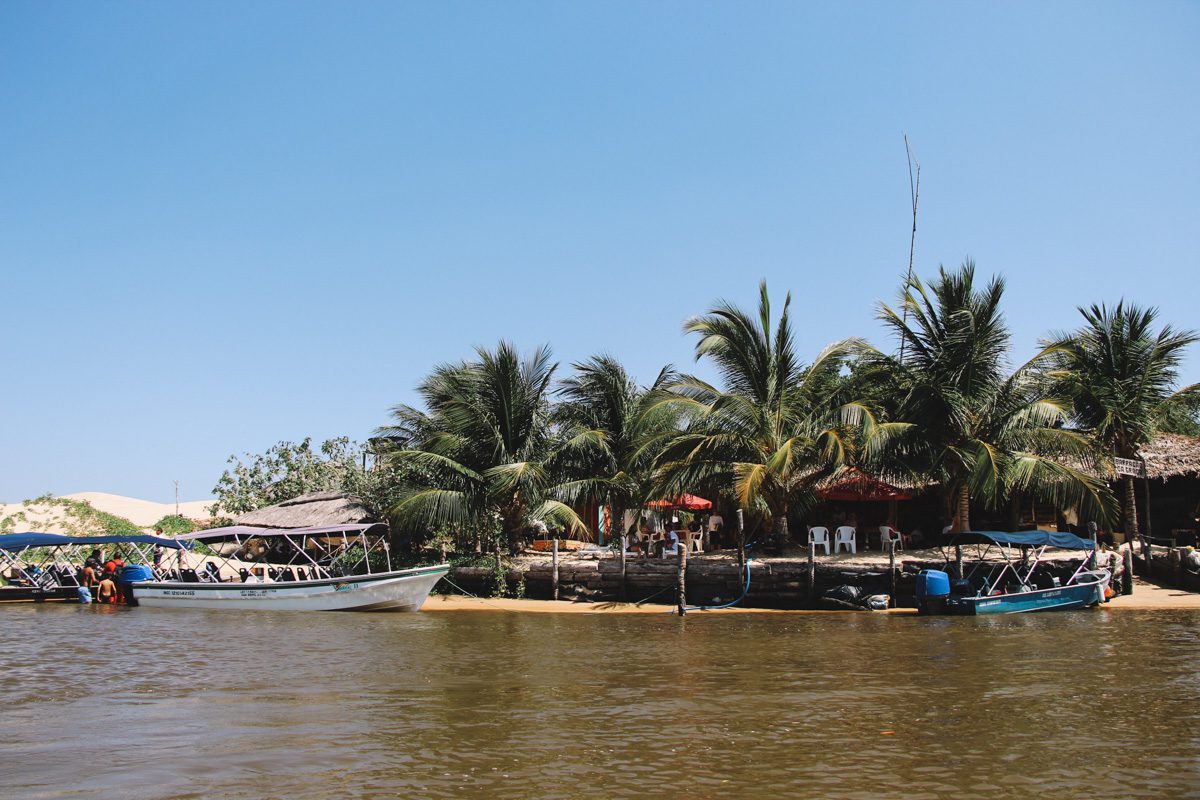 Passeio de lancha pelo Rio Preguiças, no Maranhão - Viajei Bonito