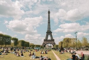 Pessoas tomando sol no Champ de Mars, aos pés da Torre Eiffel de Paris, França
