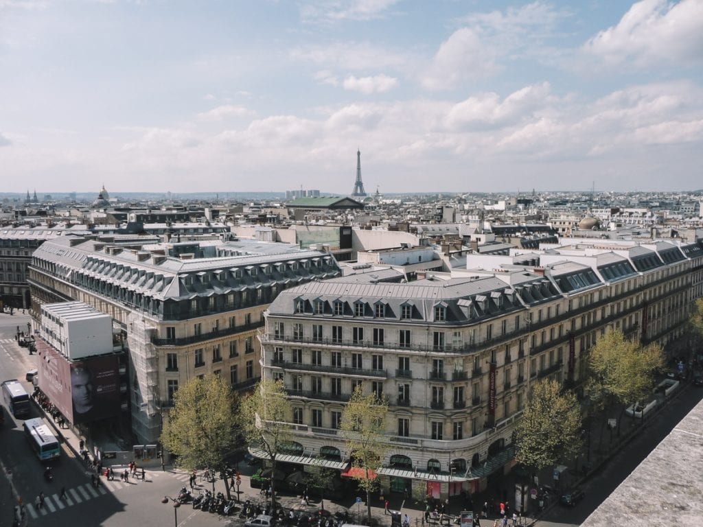 Torre Eiffel vista a partir da Galeries Lafayette em Paris, França