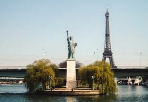 Réplica da Estátua da Liberdade em frente à Torre Eiffel na Île aux Cygnes, Paris
