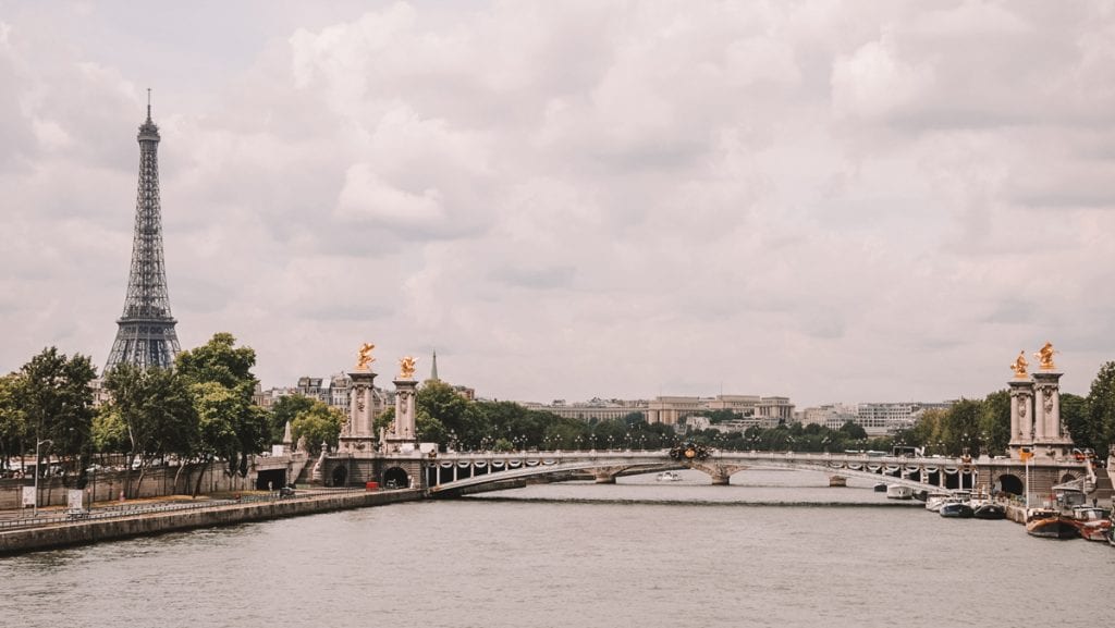 Vista da Pont Alexandre III e da Torre Eiffel a partir da Pont de la Concorde, em Paris