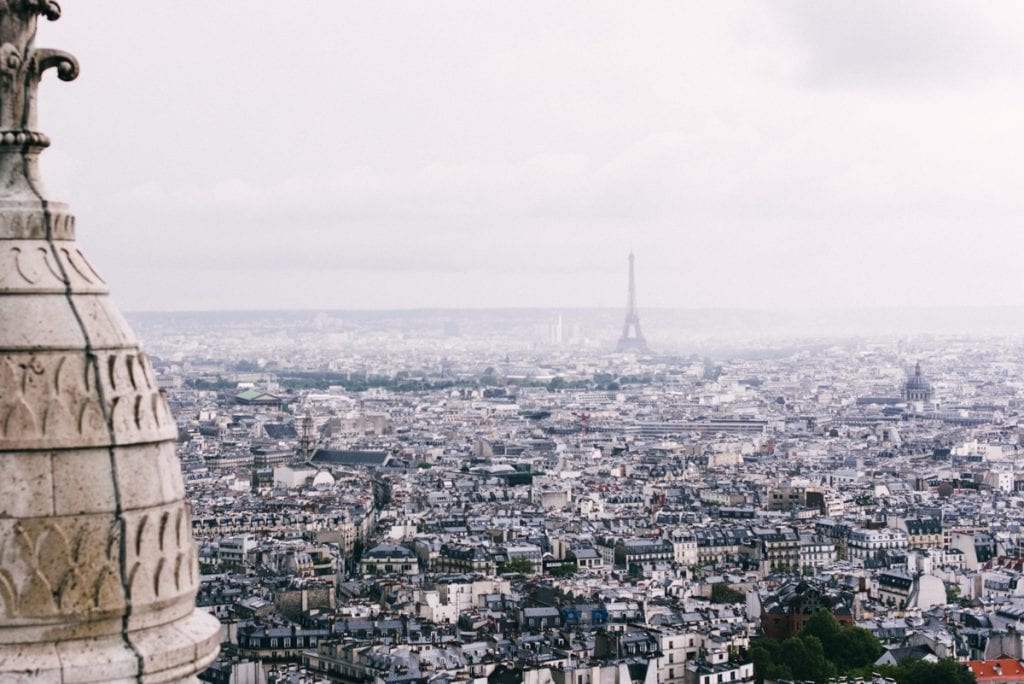 Torre Eiffel vista a partir da Basílica de Sacre-Coeur, em Paris, França