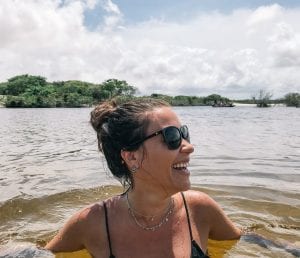 Gisele se refrescando no rio em Betânia, Santo Amaro do Maranhão, Brasil