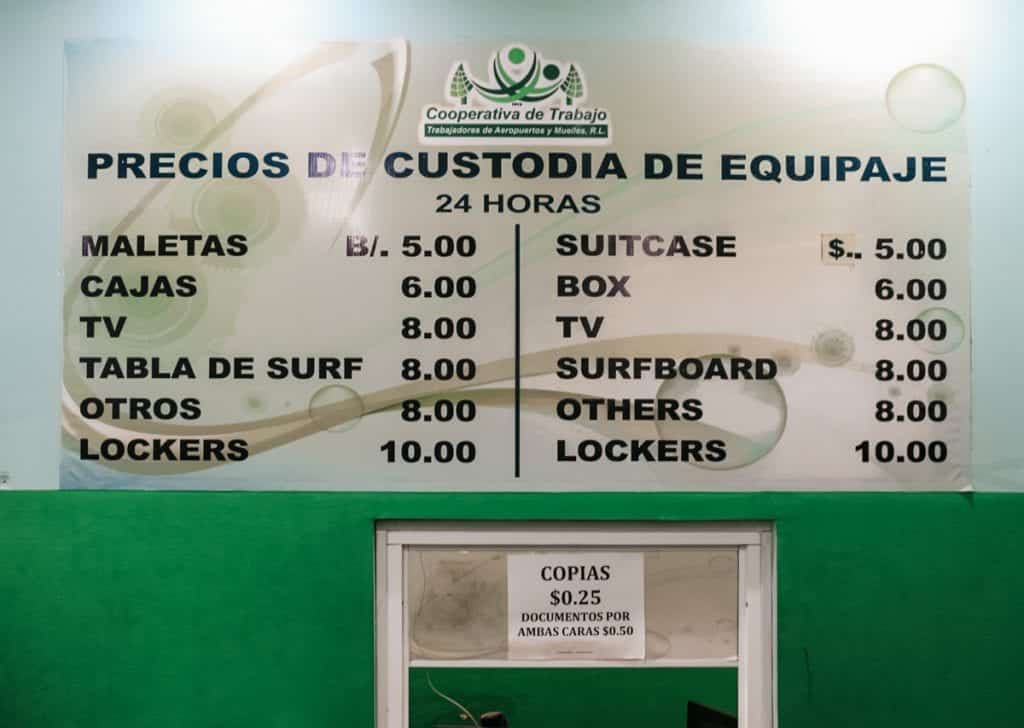 Tabela de preços do guarda-volume no Aeroporto Internacional de Tocumen, na Cidade do Panamá