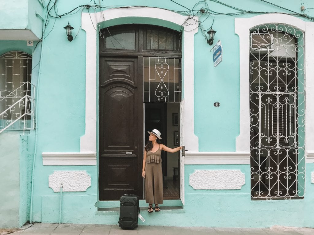 Esperando táxi na porta de uma casa particular em Santa Clara, Cuba