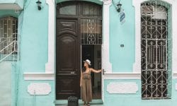Esperando táxi na porta de uma casa particular em Santa Clara, Cuba
