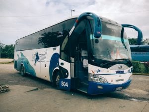 Ônibus da Viazul durante parada para lanche em uma viagem de ônibus em Cuba