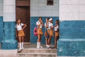 Estudantes uniformizadas em Havana, Cuba