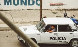 Policiais dentro de uma viatura em Havana, Cuba