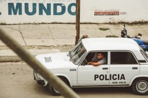 Policiais dentro de uma viatura em Havana, Cuba
