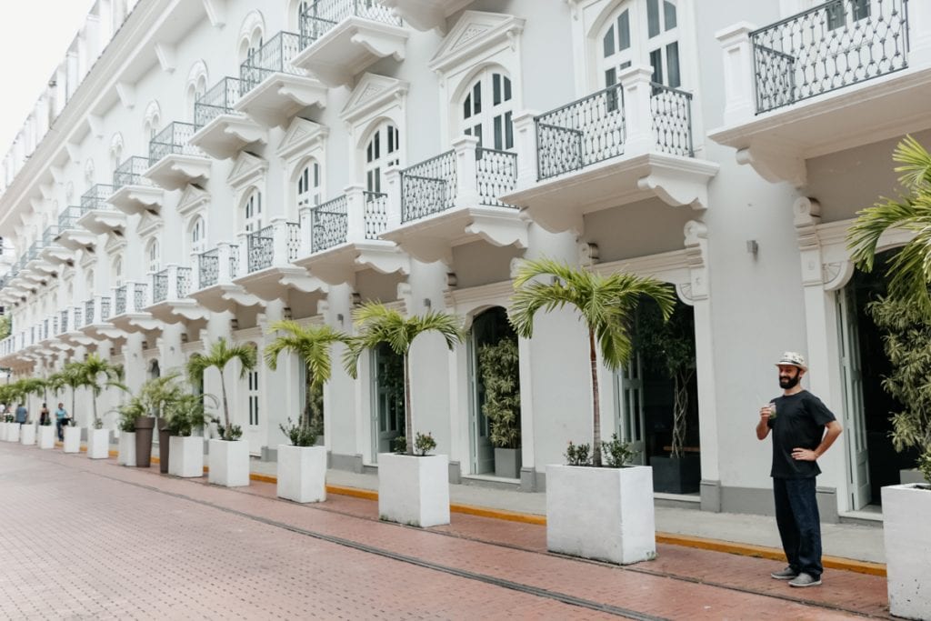 Adriano em frente ao Central Hotel Panama, um bom lugar para se hospedar no Casco Viejo