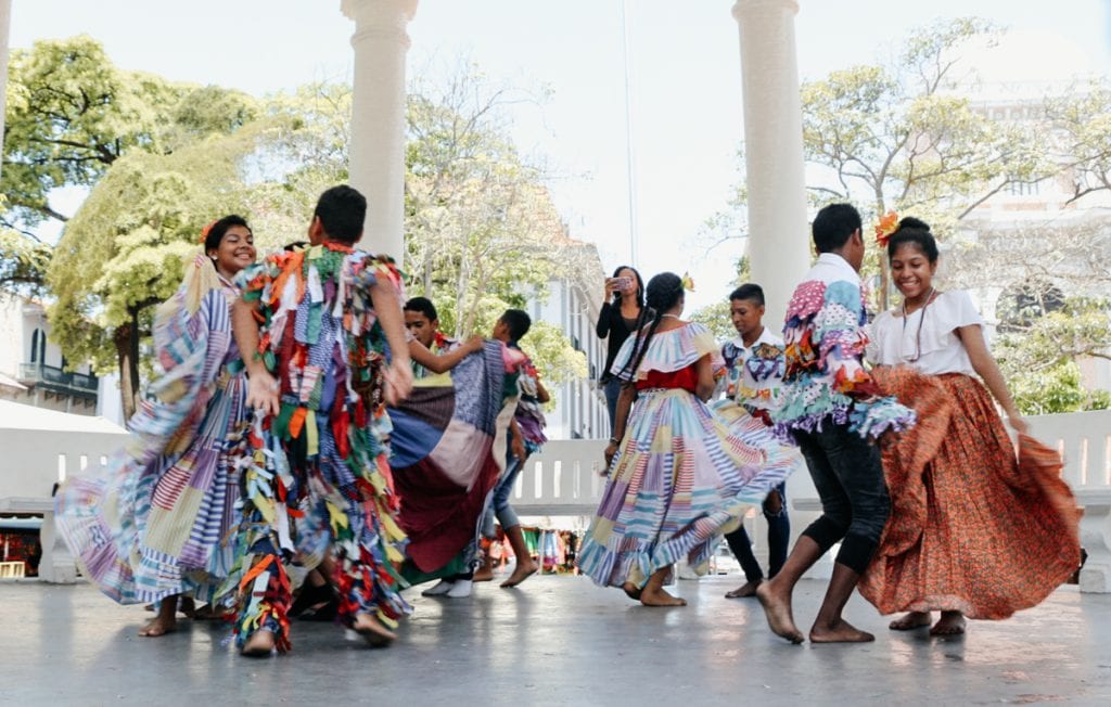 Grupo de dança se apresentando no coreto da Plaza de la Independencia, no Casco Viejo, Cidade do Panamá