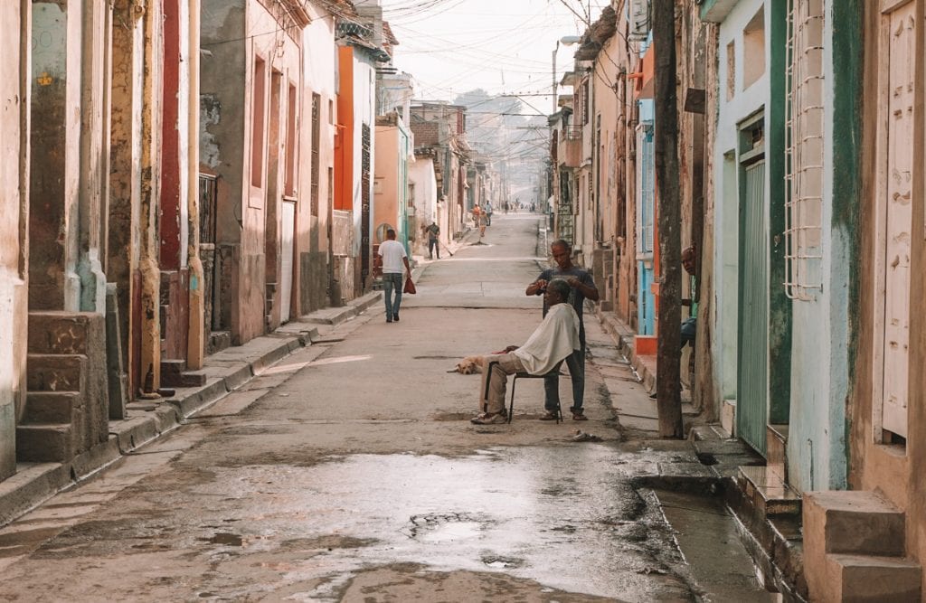 Poças de águas sujas, acúmulo de lixo e fezes de animais tiram a beleza das ruas de Cuba
